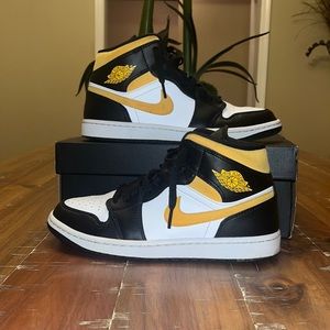USED-LIKE NEW Air Jordan 1 Mid “Pollen” Men’s Size 8.5